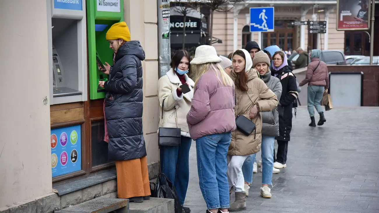 Приватбанк та Ощадбанк оновили курси валют.