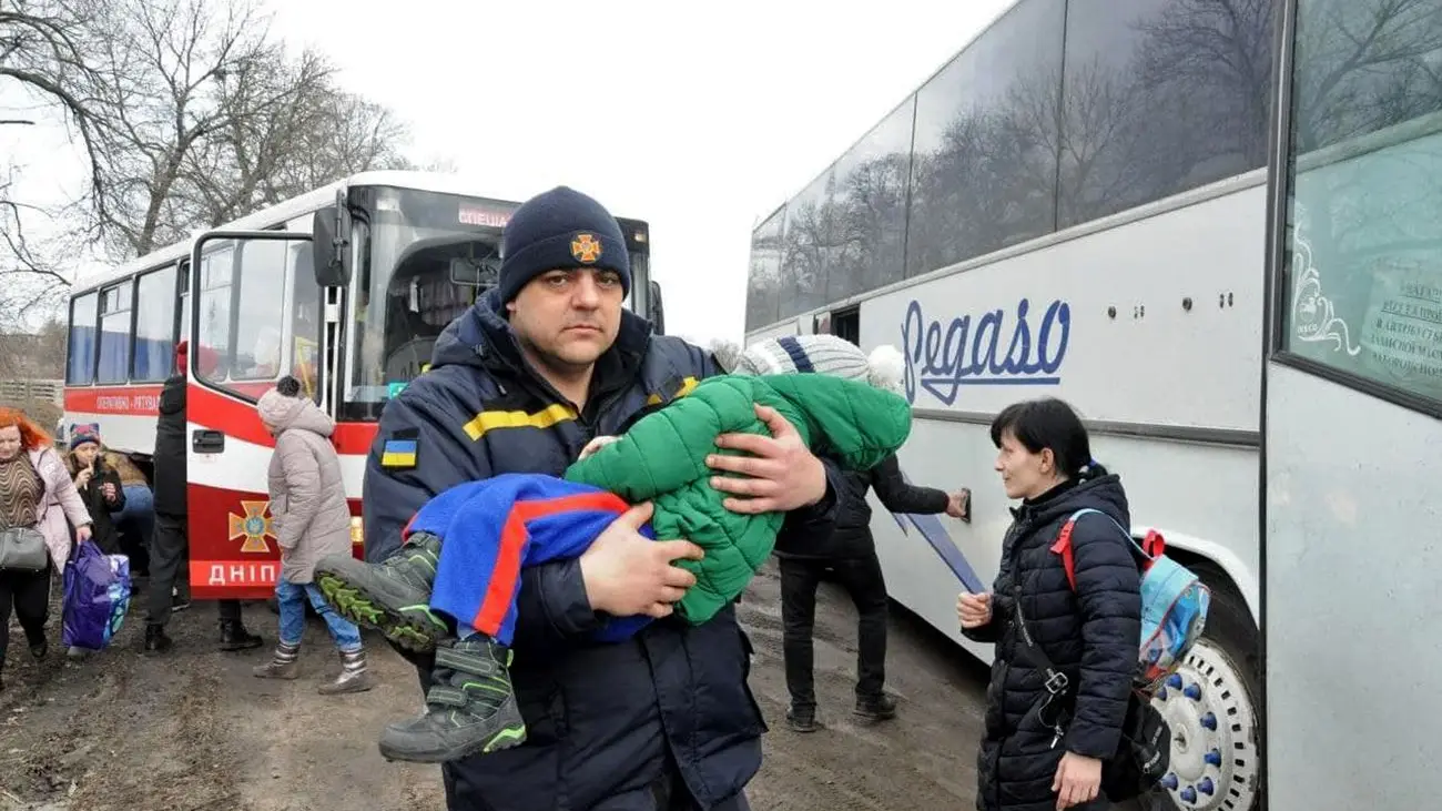 Поліція зможе евакуювати дітей із зон обстрілів без згоди батьків: що передбачає новий закон
