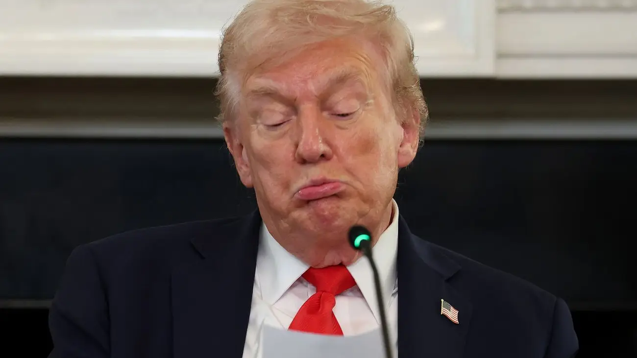 Трамп подарував чиновникам ботинки, але Рубіо з’явився у занадто великій парі
