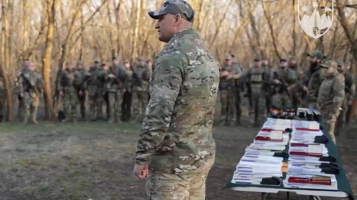 Бійців «Скелі» відзначили на передовій: командир 425-го полку вручив нагороди та шеврони