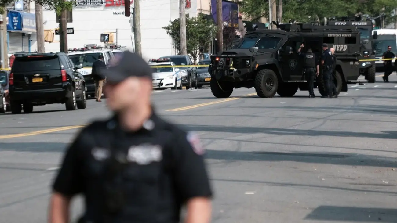 У США авто врізалося в синагогу, повідомляють про стрілянину