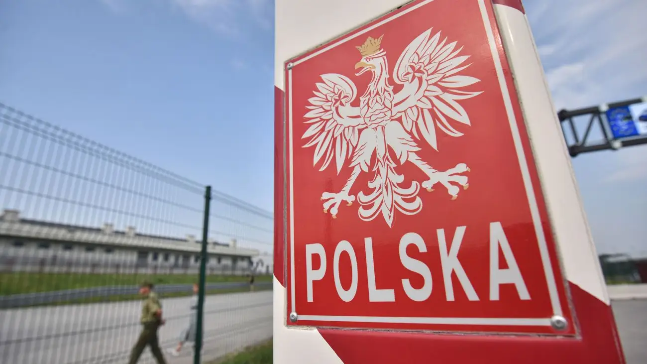 У Польщі затримали автобус із 12 нелегальними мігрантами з Росії: водіями були українці