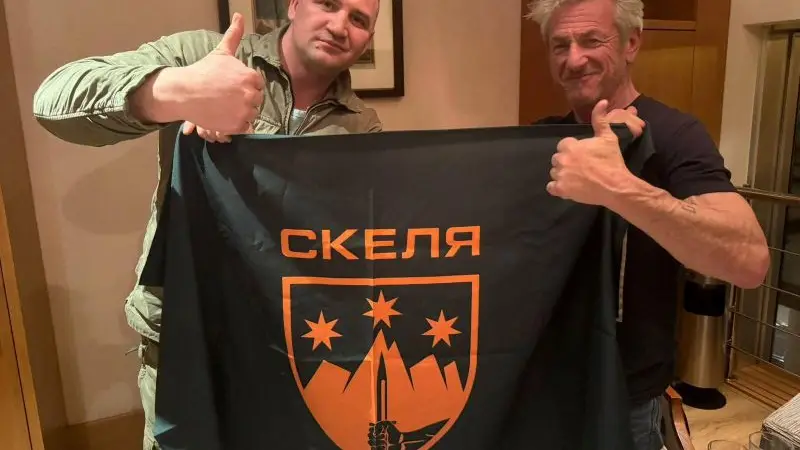 Шон Пенн відвідав українських військових у зоні бойових дій та з’явився у футболці 425 полку «Скеля»