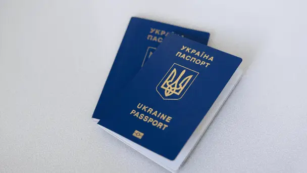 Чи обов’язково міняти паспорт-книжечку на ID-картку: що потрібно знати українцям