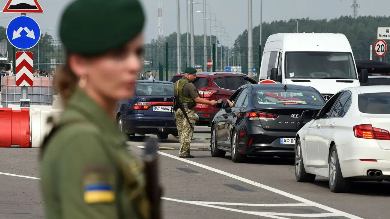 Виїзд жінок за кордон: кого можуть не випустити та як працює перевірка