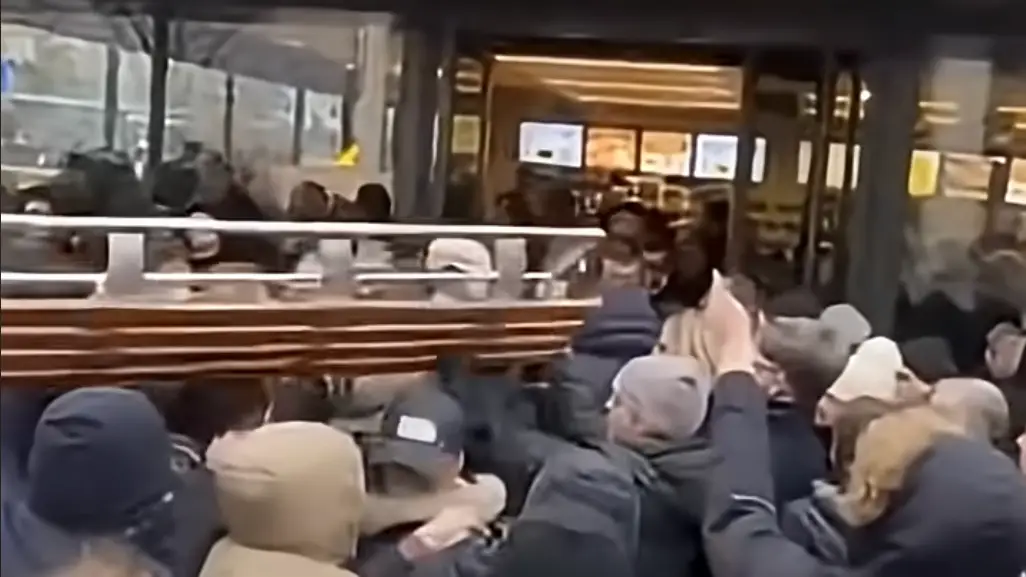 Відкриття McDonald’s у Миколаєві спричинило тисняву: сотні людей штурмували вхід