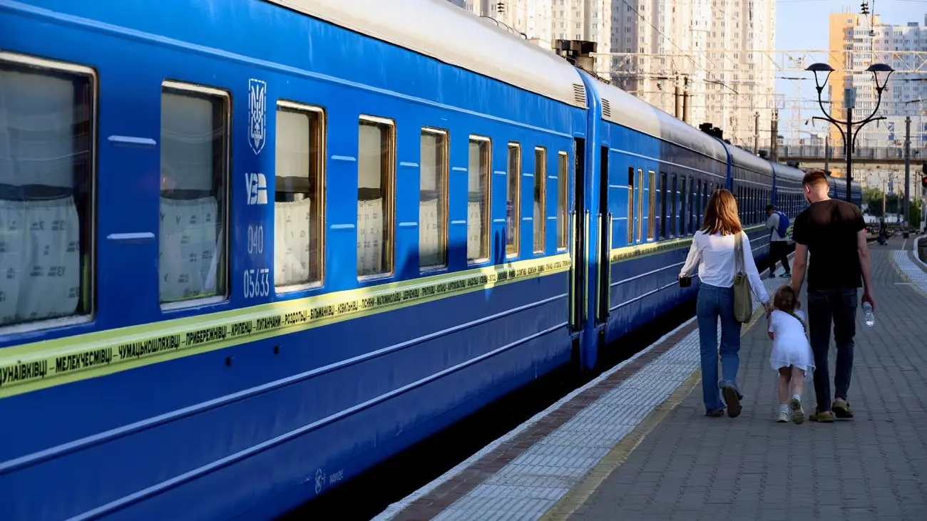 Частину поїздів «Укрзалізниці» скасували після обстрілів: що потрібно знати