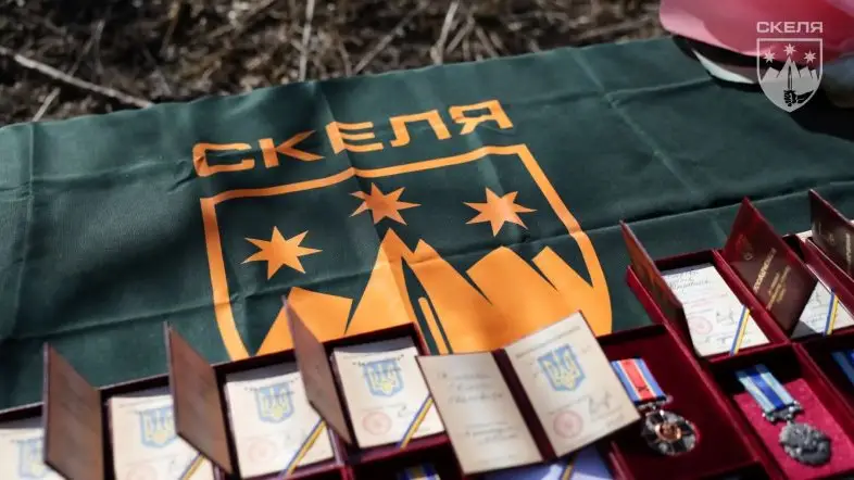 Командир полку “Скеля” Юрій Гаркавий урочисто нагородив бійців державними нагородами за оборону України