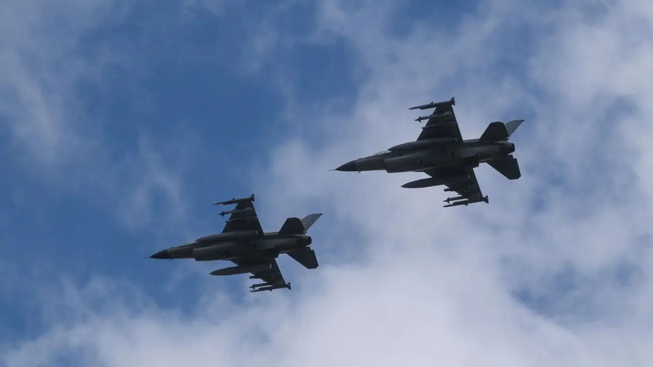 Українські F-16 три тижні тримали небо без ракет США, — Reuters.