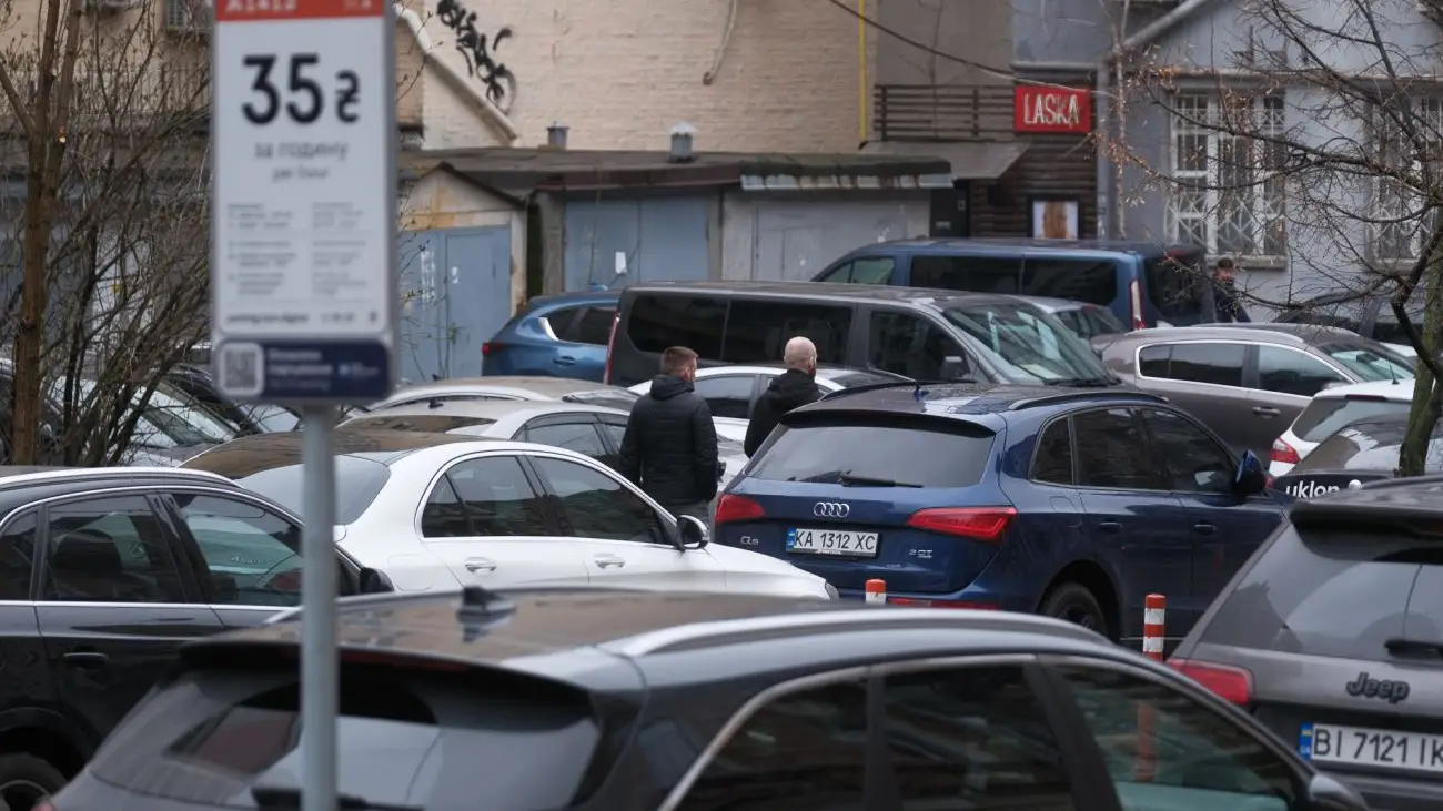 У Києві змінять вартість парковки: скільки доведеться платити та хто отримає 90% знижки.
