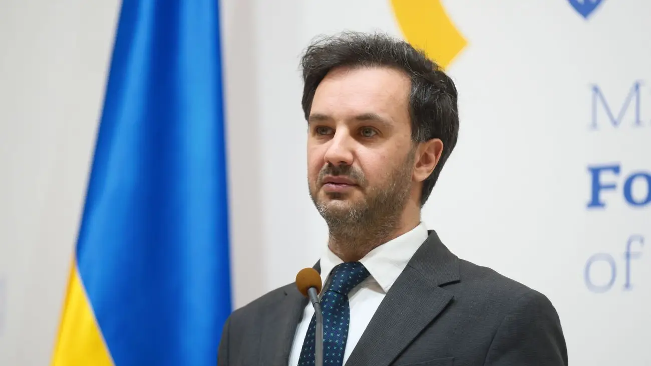 МЗС України висміяло заяви Сійярто щодо грошей Ощадбанку: «На злодієві шапка горить»