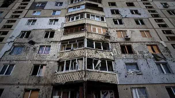Атака російського дрону на житловий будинок у Херсоні: поранені двоє людей