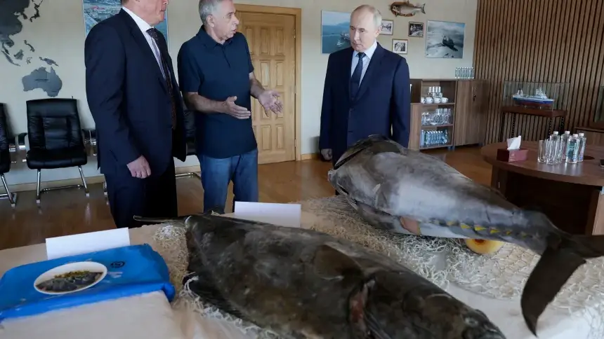 Банзай! Путін вперше приїхав на спірні Курили: Японія вибухнула протестом