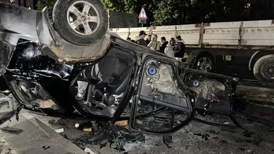 Чому натовп перекинув авто ТЦК у Львові: Садовий назвав фейк про «20-річного хлопця», який розпалив сутички