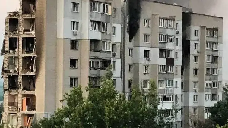 Дві авіабомби вдарили по багатоповерхівці у Херсоні: у Дніпровському районі зруйновано порожній будинок