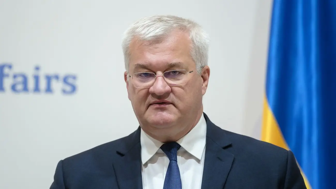 Україна погрожує санкціями Угорщині через затримання інкасаторів Ощадбанку