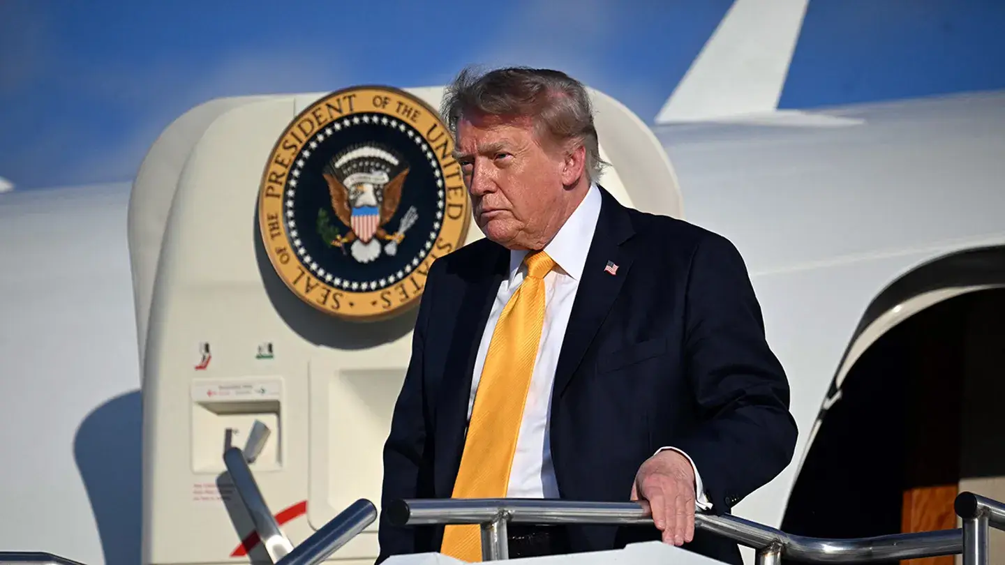 Фото! Дональд Трамп раптово став брюнетом: новий колір волосся президента США підірвав соцмережі