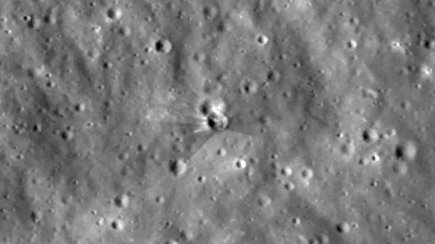 Фото! NASA показало слід удару ракети SpaceX об Місяць на швидкості 8700 км/год