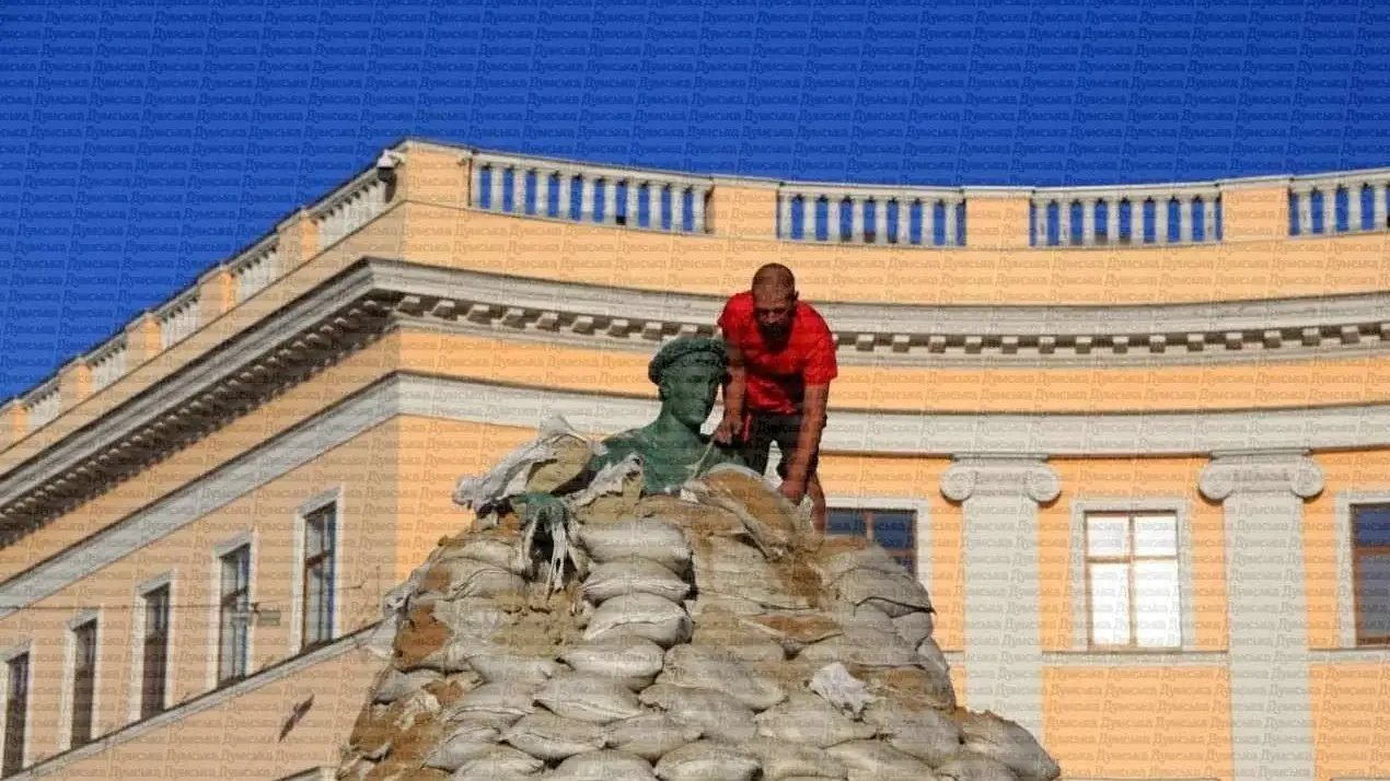 ФОТО! В Одесі вперше з 2022 року прибирають мішки з Дюка: постамент почав тріскатися
