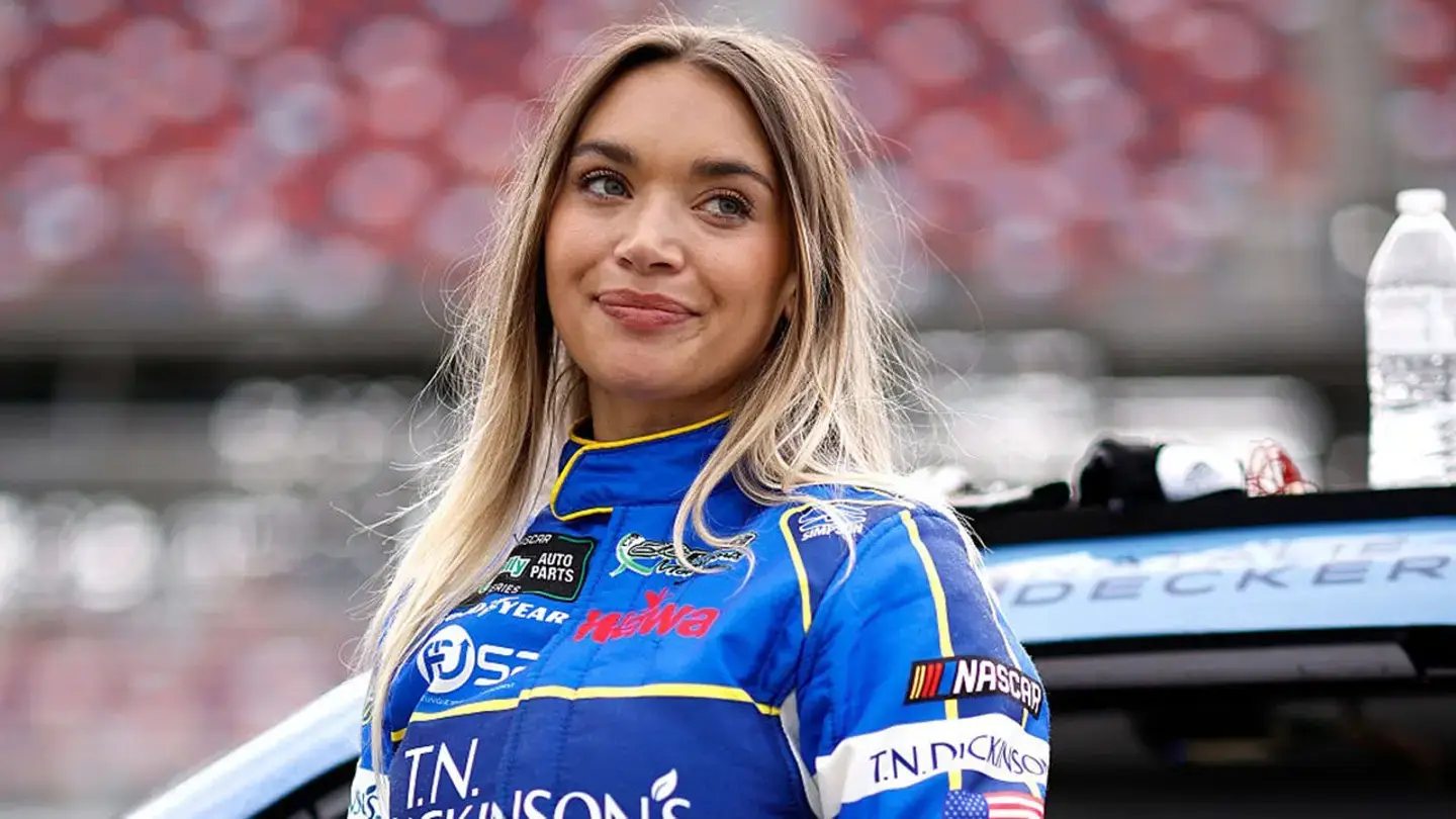 Фото! Зірка NASCAR Наталі Декер влаштувала вечірку біля басейну перед Дайтоною: мережа вибухнула
