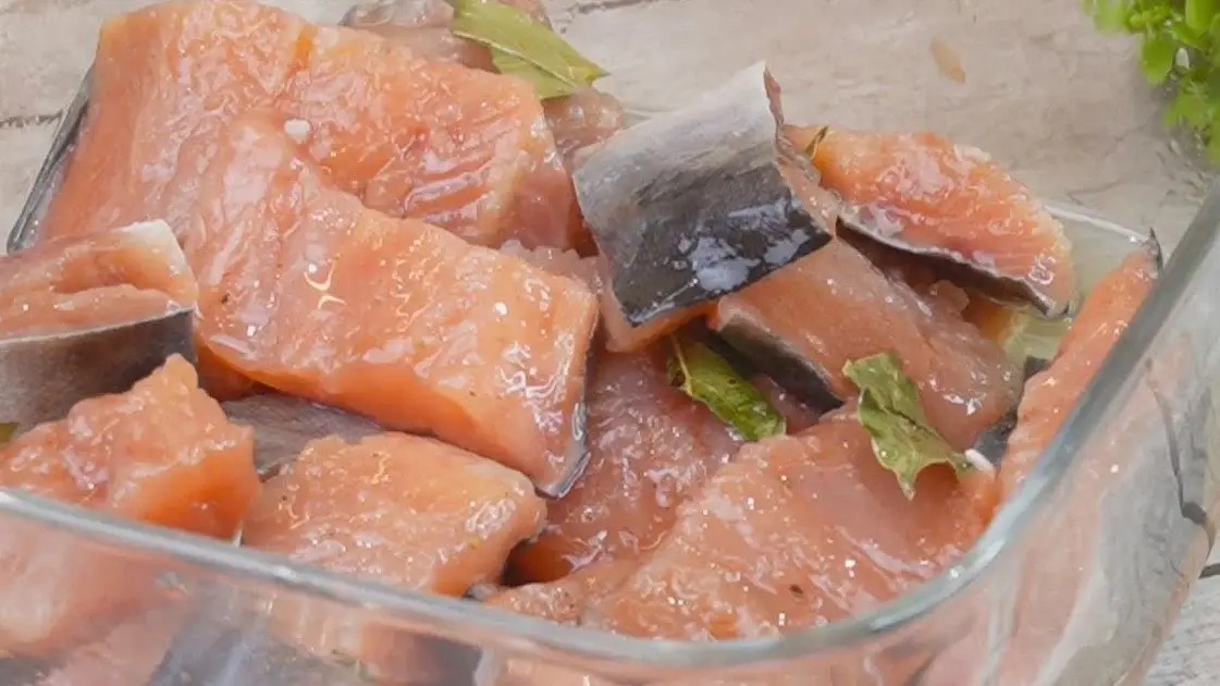 Как вкусно засолить горбушу: простой рецепт нежной малосольной рыбы