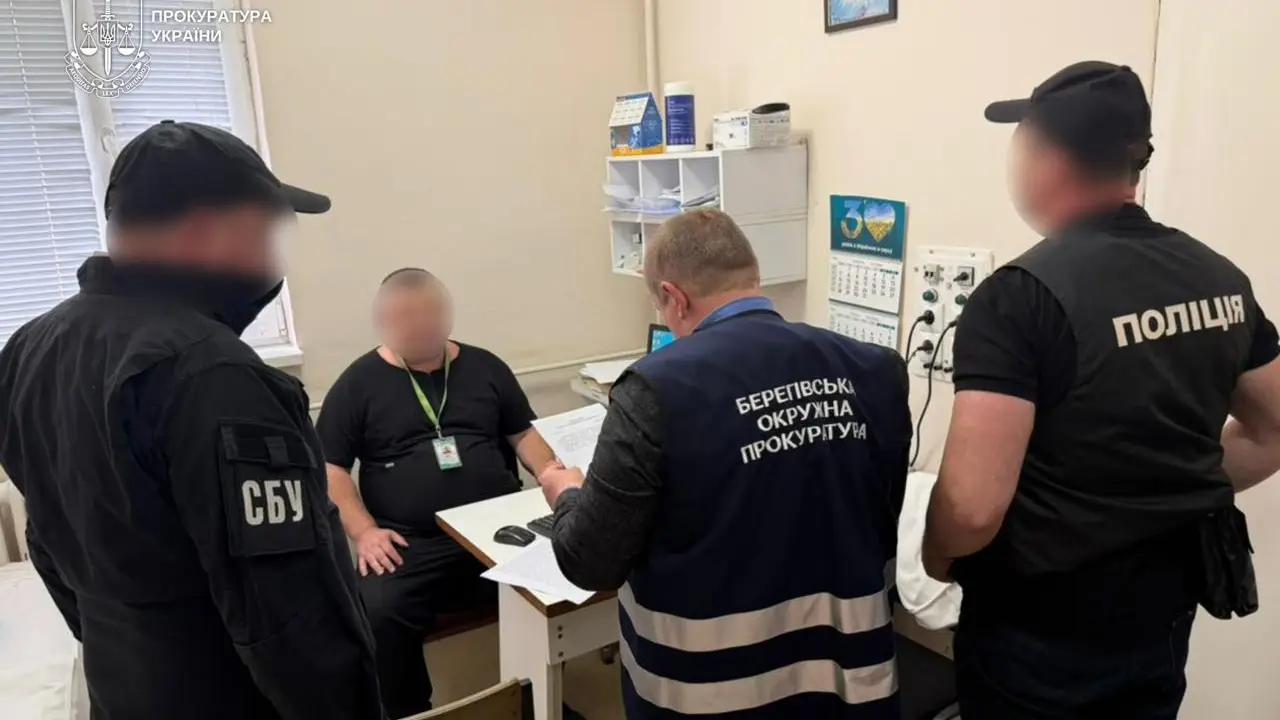 Камінь із чужої нирки та $400: на Закарпатті викрили схему для ухилення