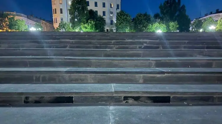 Хорор! У центрі Чернівців сходи відремонтували надгробними плитами: на камені побачили фото померлих