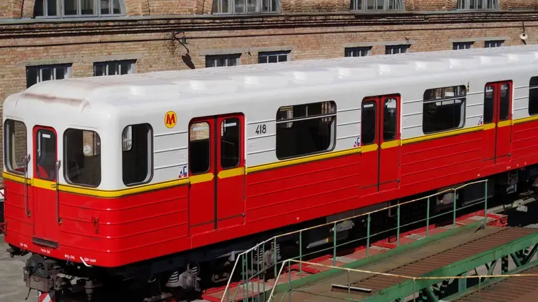 Мільйони на подарованих вагонах: що відомо про справу посадовців Київського метрополітену
