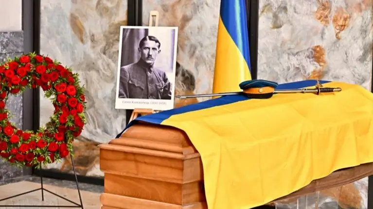 Нарешті разом! Через 88 років Євген Коновалець повертається в Україну: у Роттердамі ексгумували останки першого голови ОУН