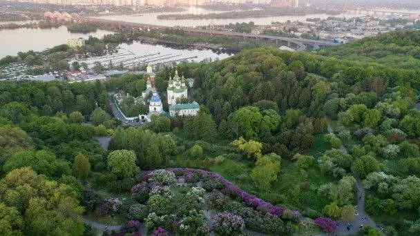 Несподівана холоднеча в Києві: синоптики попереджають про дощі та зниження температури