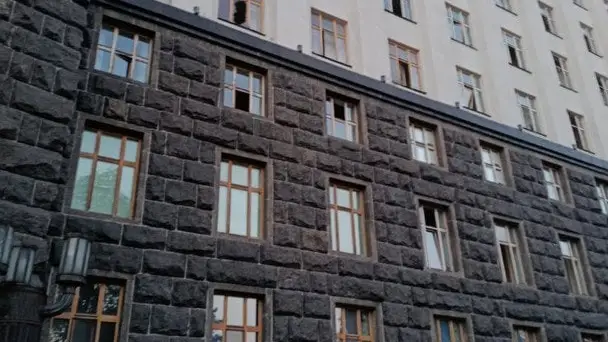 Огляд нічного обстрілу Києва: пошкодження будівлі уряду та загальна ситуація
