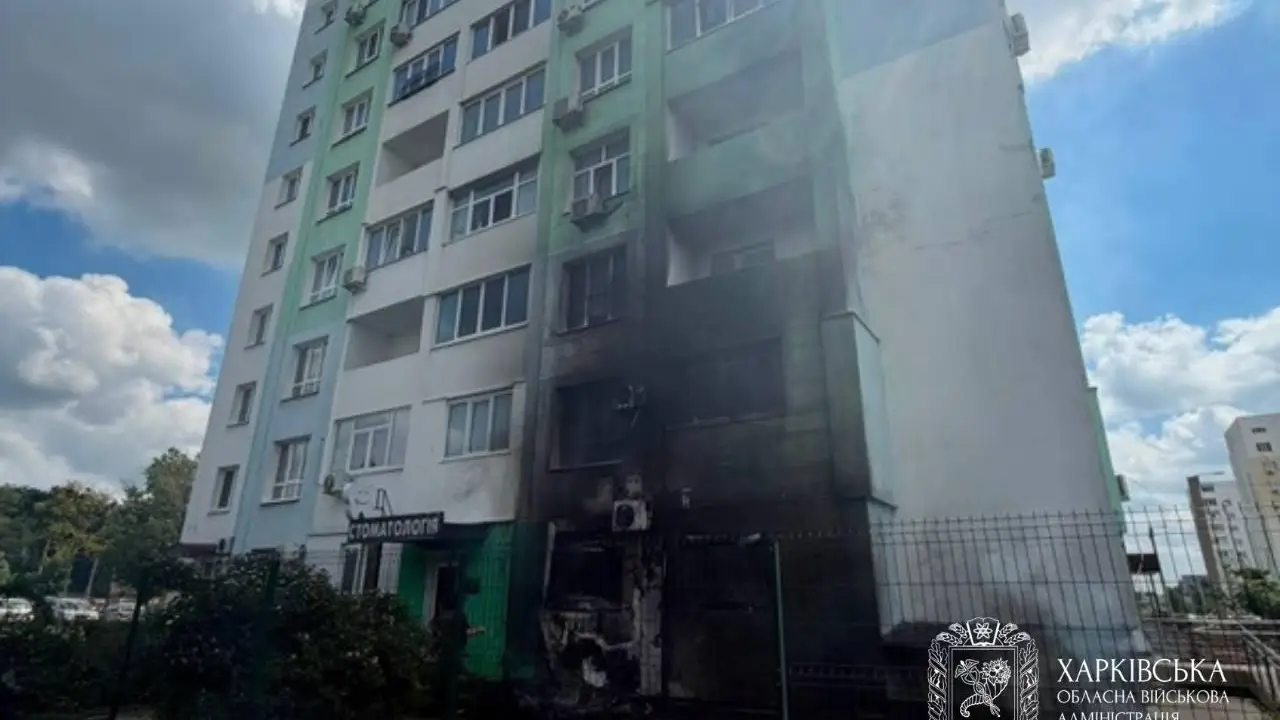 Палаючі поверхи та поранені: кадри удару по багатоповерхівці у Харкові