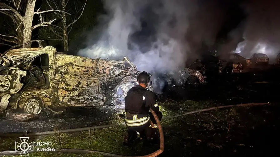 Після нічного удару по Києву спалахнули склади й автомобілі: ДСНС показала наслідки атаки