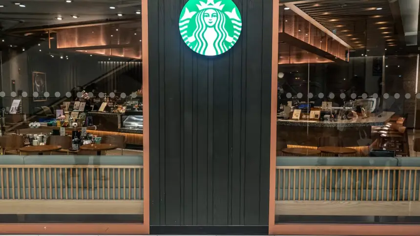 Поліція увірвалася до Starbucks Korea після скандалу з «Днем танка»: обшуки через рекламу в річницю різанини