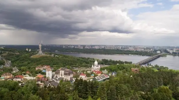 Приготуйтесь до похолодання: негода та дощі в Києві 3 червня