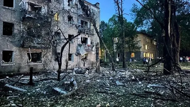 Ракетні удари по Дніпру: численні поранені та руйнування