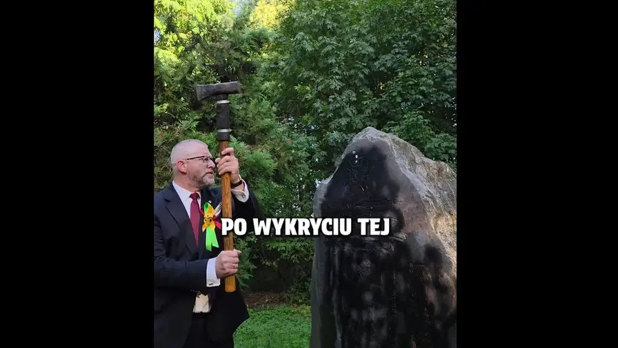 Скандал у Польщі! Гжегож Браун взяв молот і почав трощити пам’ятник загиблим українцям