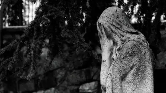 Скандал у Польщі: Священник знесенням кладовища викликав гнів громади