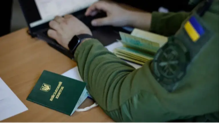 Служитимуть усі! Кабмін зобов’язав Податкову передавати дані призовників: інформація автоматично потраплятиме до військового реєстру