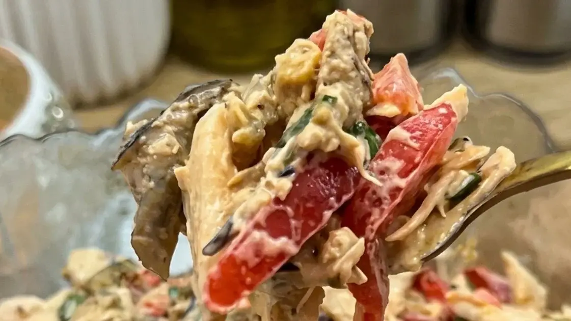 Смачного! Цей салат із баклажанами зникає миттєво: курка, 2 помідори і секретні 45 хвилин