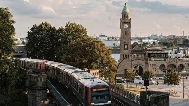Справжні зарплати українців у Німеччині: реалії та міфи