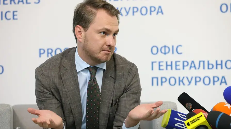 Тікають! Кравченко вночі виїхав з України на службовому авто: кордон перетнула і його дружина