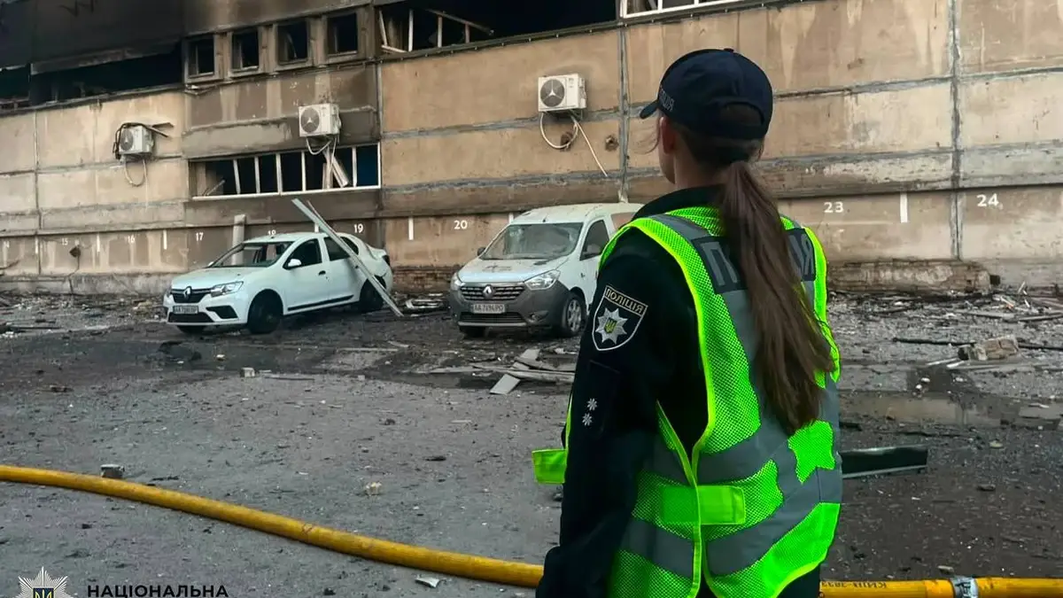 У Києві російська атака вбила 31-річного чоловіка: ще двоє людей поранені, спалахнули пожежі. ФОТО