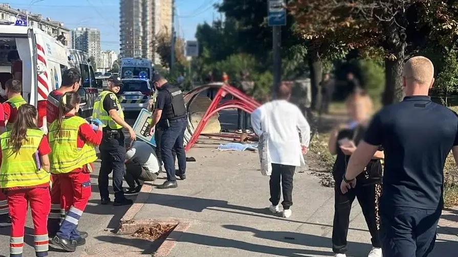 У Києві Volkswagen на швидкості влетів у маршрутку та зупинку: є загиблі й поранені. ФОТО!