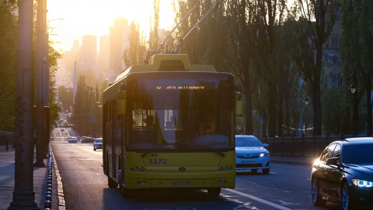 Зміни в русі транспорту Києва після удару дронів: подробиці та нові маршрути
