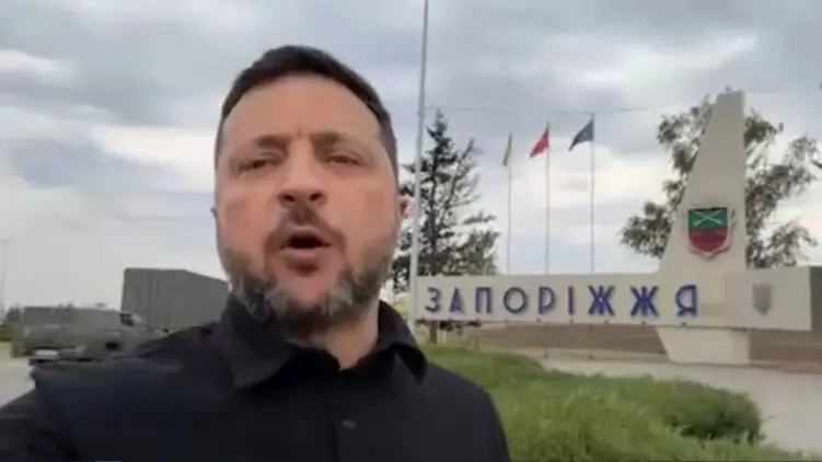 Увага! На відео Зеленського із Запоріжжя помітили дивний момент: авто «виникли з повітря»