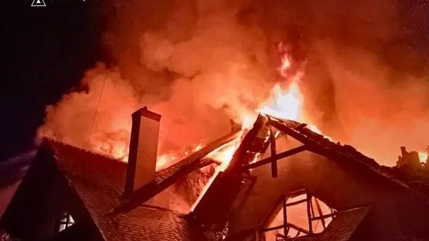 В Київській області рятувальники ліквідовують наслідки ночі атаки РФ: пожежі та постраждалі