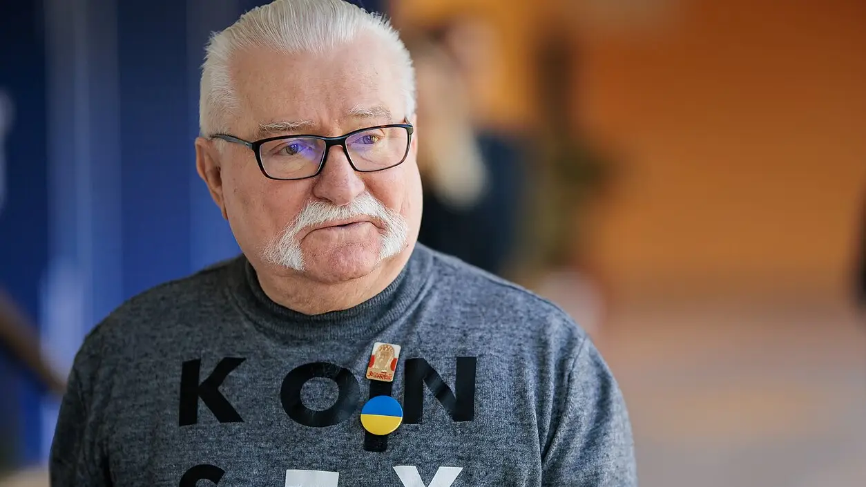 Валенса різко розкритикував Зеленського через перепоховання Мельника