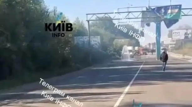 Відео! Дрон вдарив по дорозі з автомобілями у Вишневому: пошкоджено одразу 5 машин