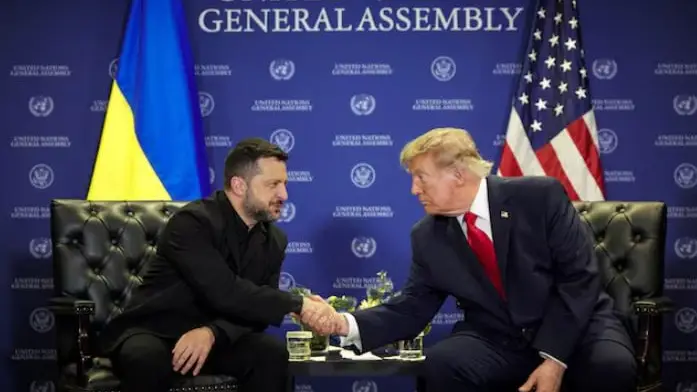 ФОТО! Внимание! Трамп после рукопожатия с Зеленским показал странную «V» вниз: что мог значить жест